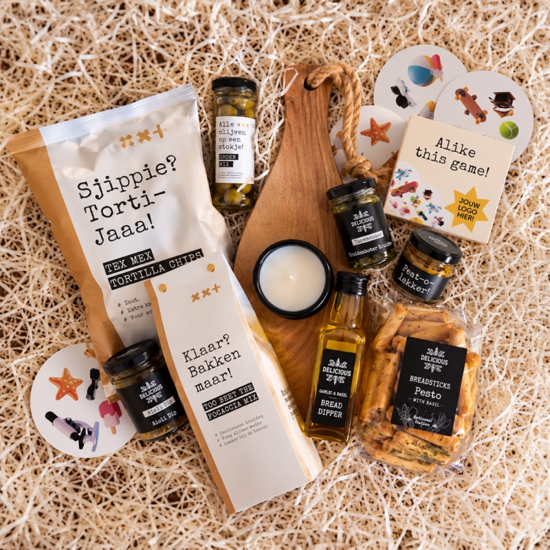 Origineel eindejaarsgeschenk op maat: Focaccia DIY-pakket met lekkernijen, broodplank en gepersonaliseerd spel Alike.
